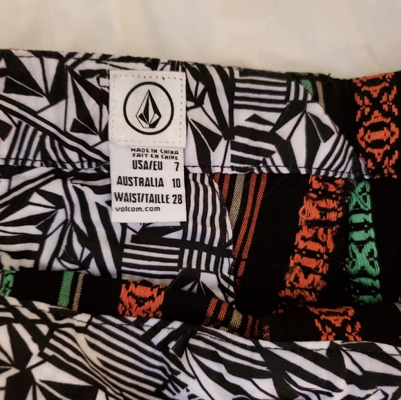 Volcom shorts - Picture 2 of 3